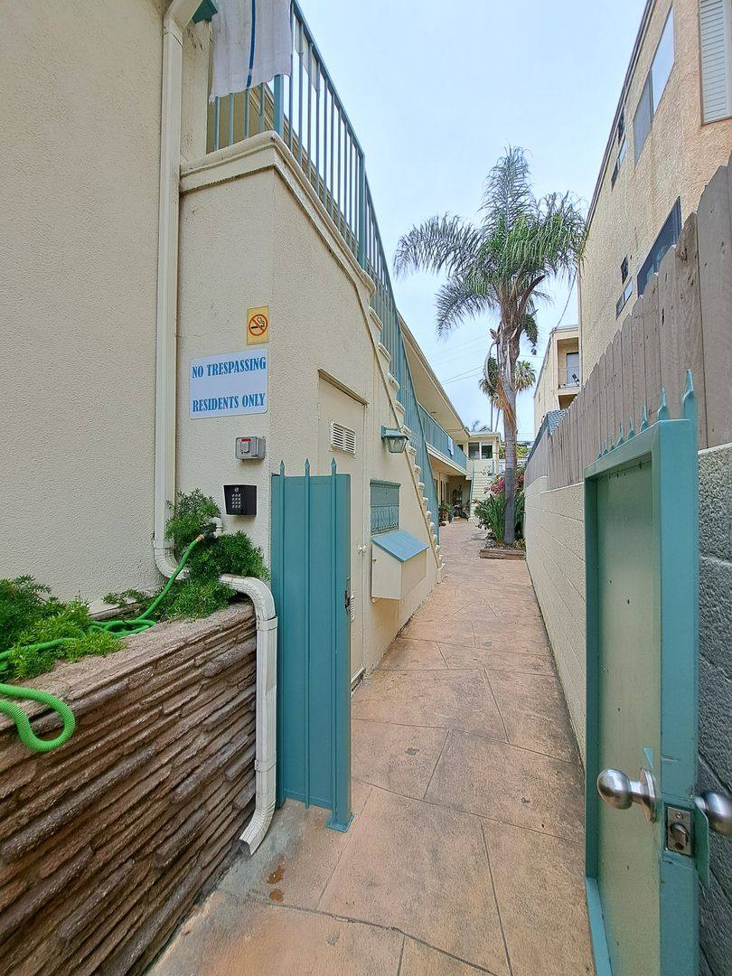 1037 2nd St, Santa Monica, CA 90403 - Apartment for Rent - Image 2