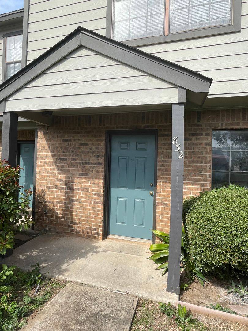 832 W Collins, Denton, TX 76201 - Condo for Rent