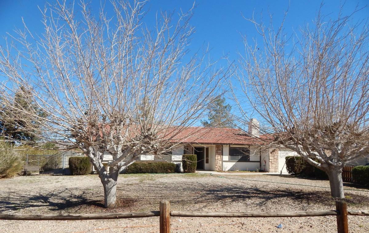 House for rent at 12755 Kewanna Rd, Apple Valley, CA 92308