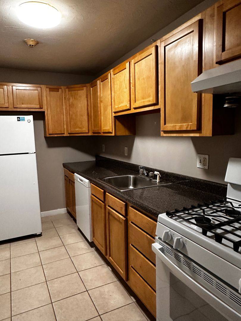 Apartment for rent at 383-435 Oaklawn Ave #433, Cranston, RI 02920