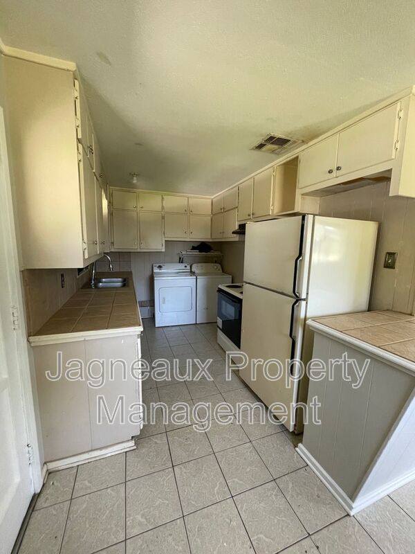 1217 Sage Dr, Lake Charles, LA 70607 - House for Rent - Image 4