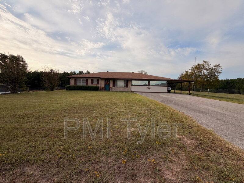 House for rent at 3964 US Highway 79 E, Henderson, TX 75652