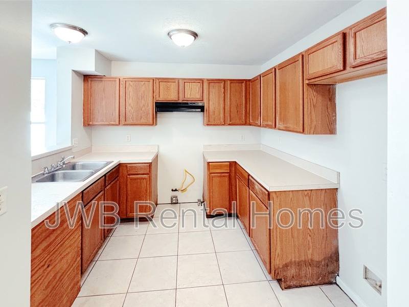 65 W 5th St, Atlantic Beach, FL 32233 - Townhouse for Rent - Image 3