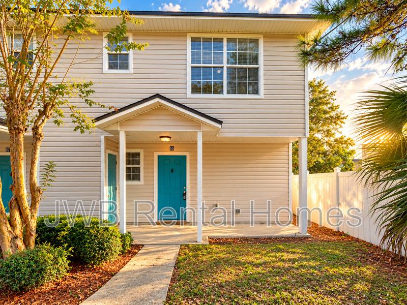 65 W 5th St, Atlantic Beach, FL 32233 - Townhouse for Rent - Image 1