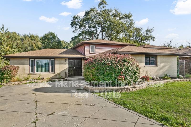 House for rent at 15585 Calumet Dr, South Holland, IL 60473
