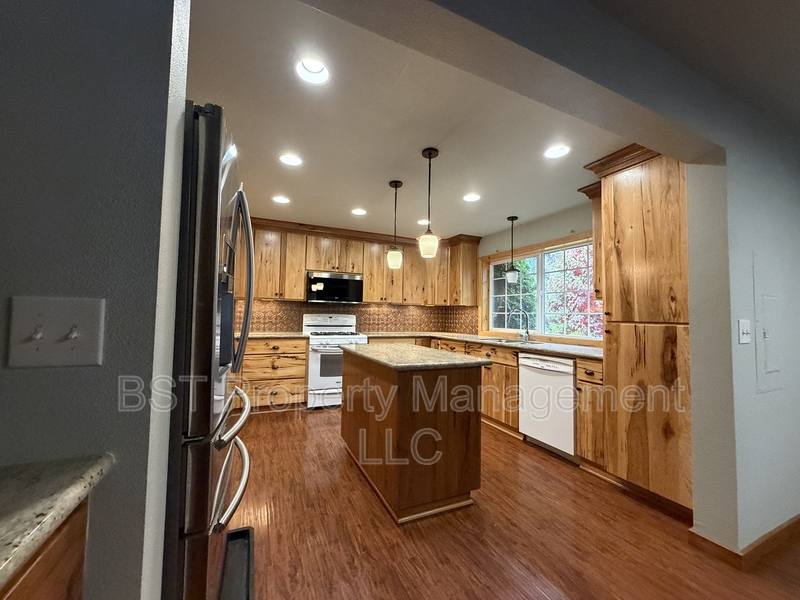 418 Koons St, Silverton, OR 97381 - House for Rent - Image 3