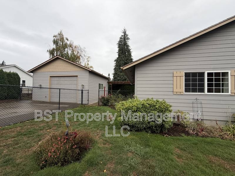 418 Koons St, Silverton, OR 97381 - House for Rent - Image 2