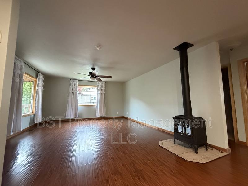 418 Koons St, Silverton, OR 97381 - House for Rent - Image 9