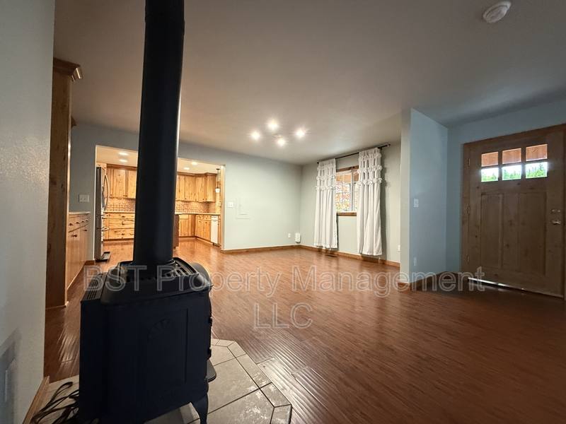 418 Koons St, Silverton, OR 97381 - House for Rent - Image 4