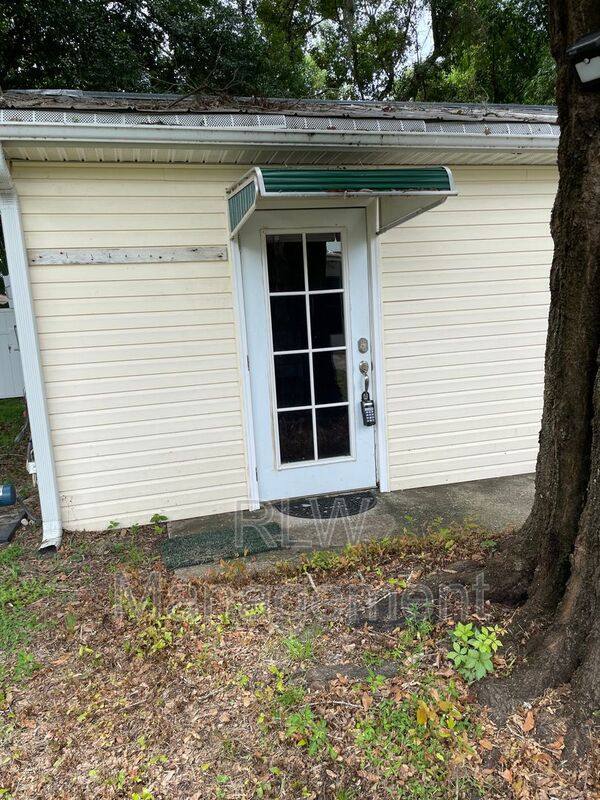 Apartment for rent at 711 N Rockingham Ave, Tavares, FL 32778