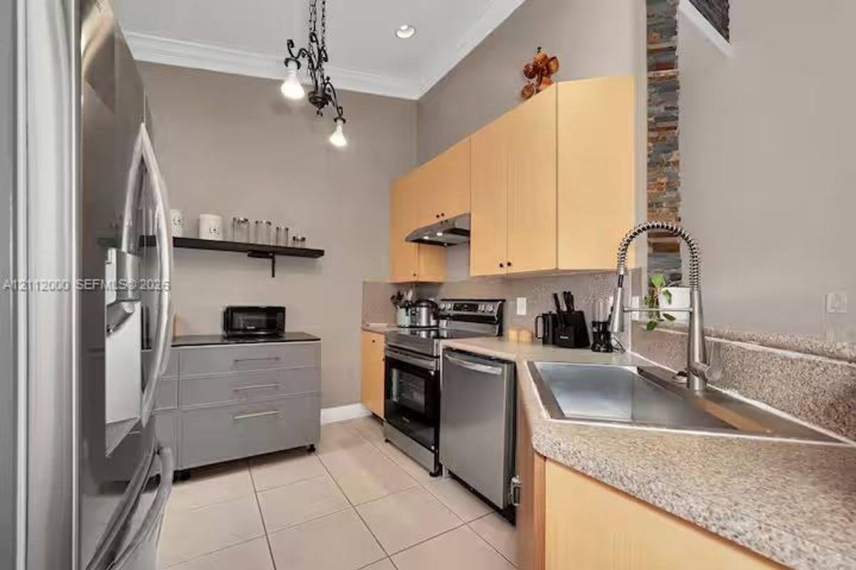 2327 NE 37th Terrace, Homestead, FL 33033 - House for Rent