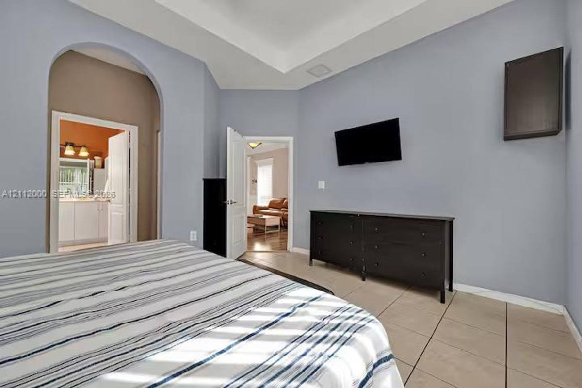 2327 NE 37th Terrace, Homestead, FL 33033 - House for Rent - Image 9
