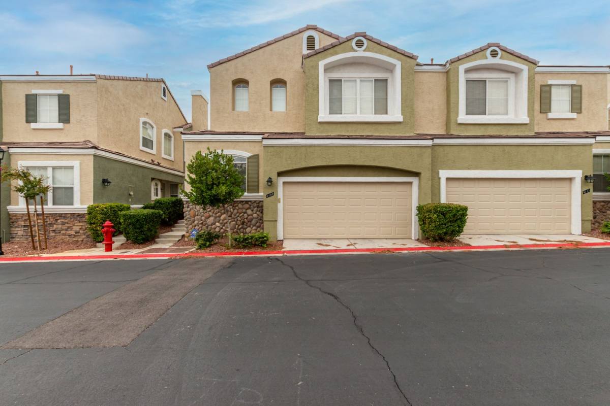 9109 Kinross Ave, Las Vegas, NV 89145 - Townhouse for Rent - Image 1