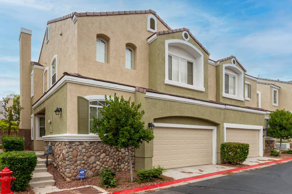9109 Kinross Ave, Las Vegas, NV 89145 - Townhouse for Rent - Image 4