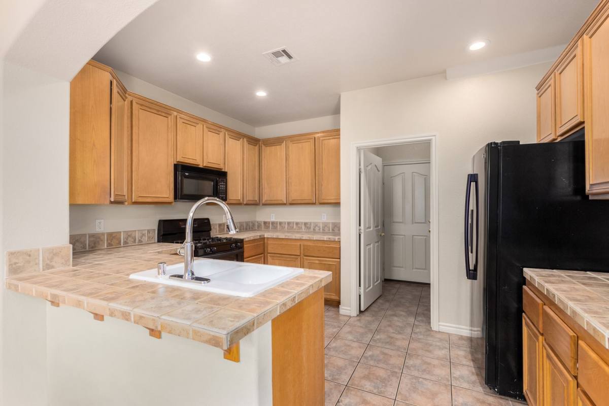 9109 Kinross Ave, Las Vegas, NV 89145 - Townhouse for Rent - Image 10