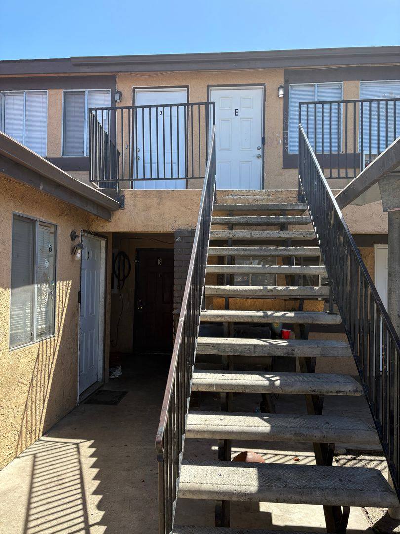 1017 W Goshen Ave, Visalia, CA 93291 - Apartment for Rent - Image 3