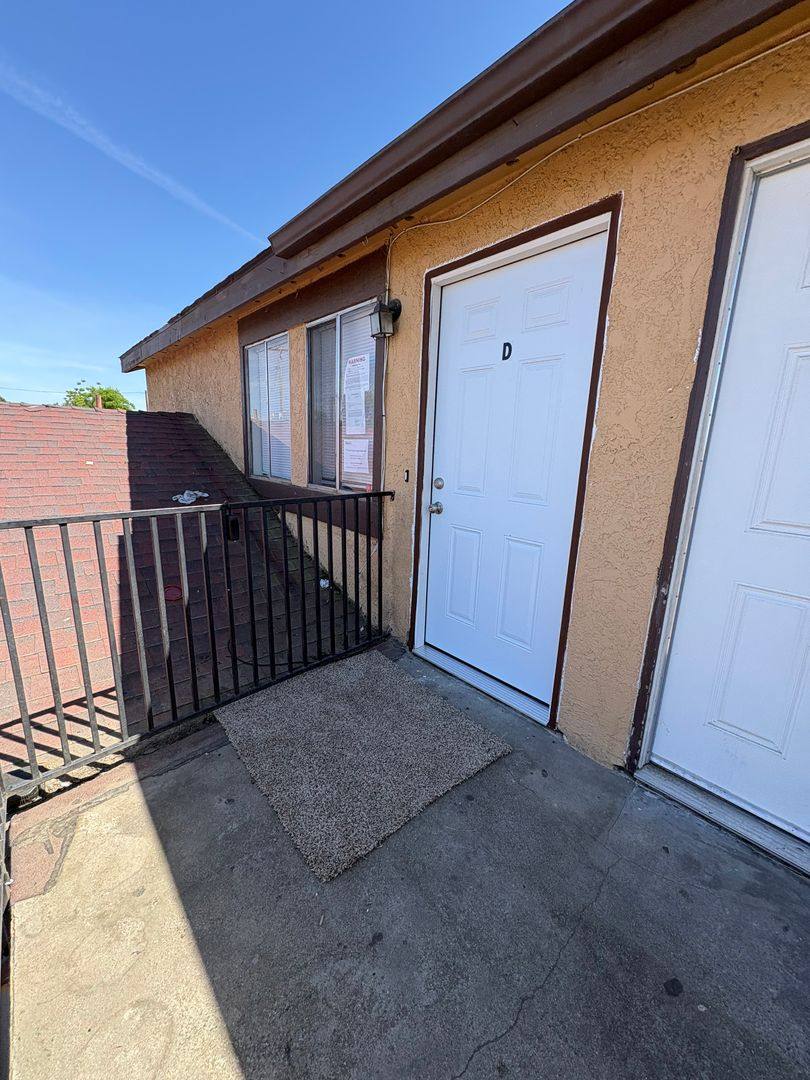 1017 W Goshen Ave, Visalia, CA 93291 - Apartment for Rent - Image 2