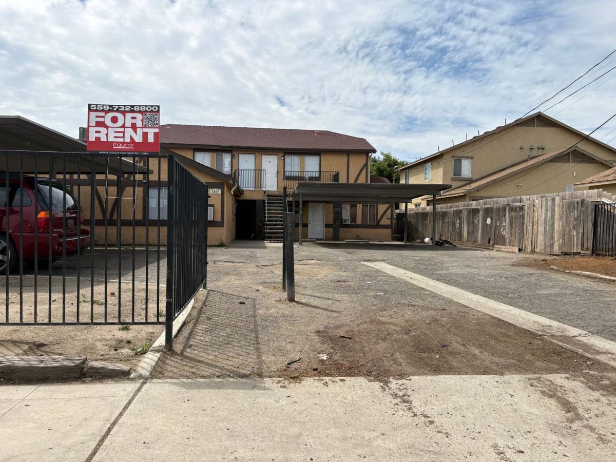 1017 W Goshen Ave, Visalia, CA 93291 - Apartment for Rent