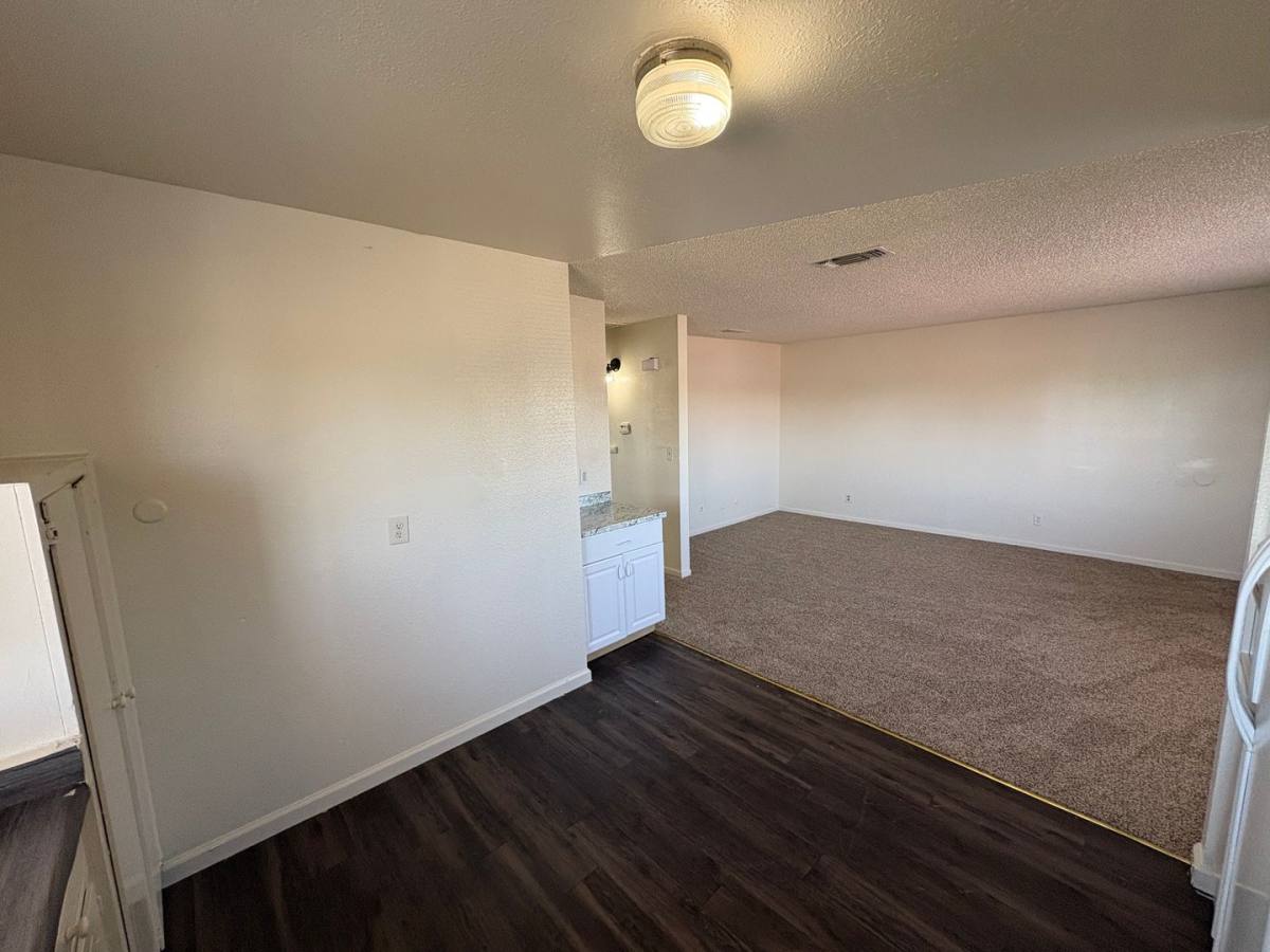 1017 W Goshen Ave, Visalia, CA 93291 - Apartment for Rent - Image 7