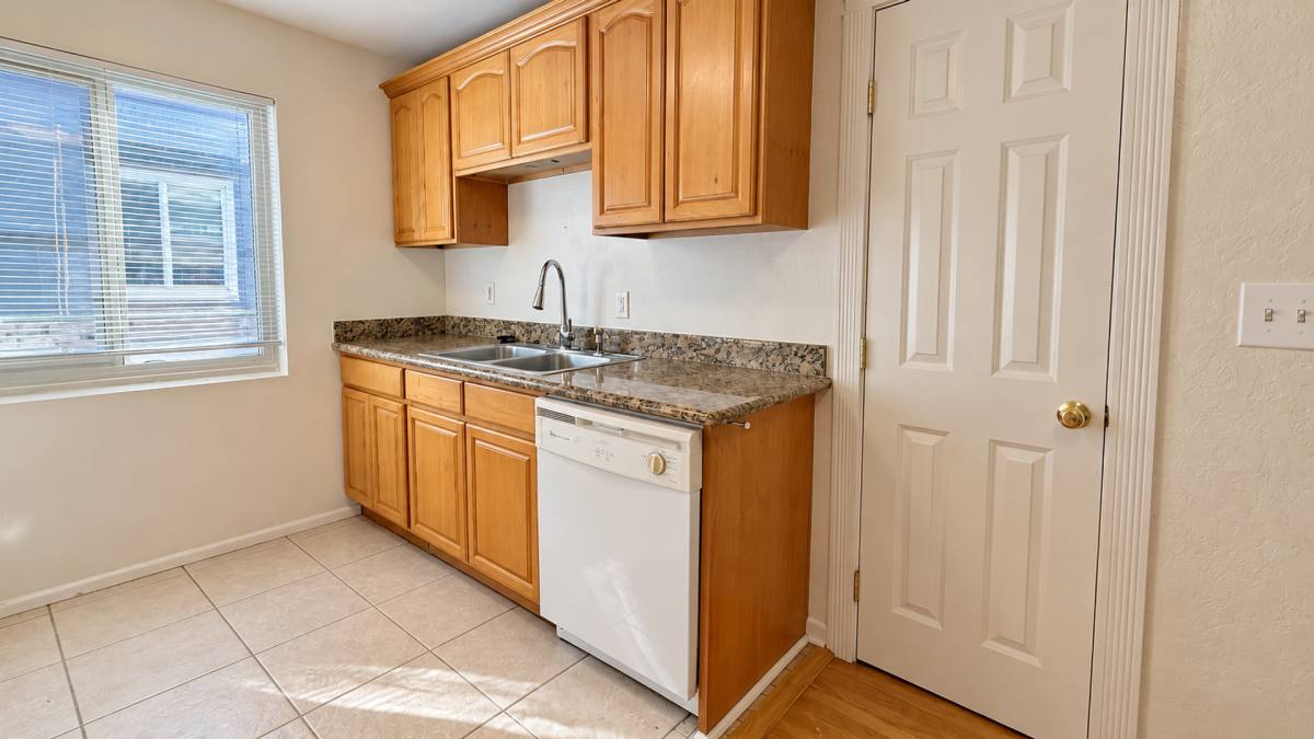 Heather Court, 114 - 132 12th Ave E, Seattle, WA 98102 - Apartment for Rent - Image 1