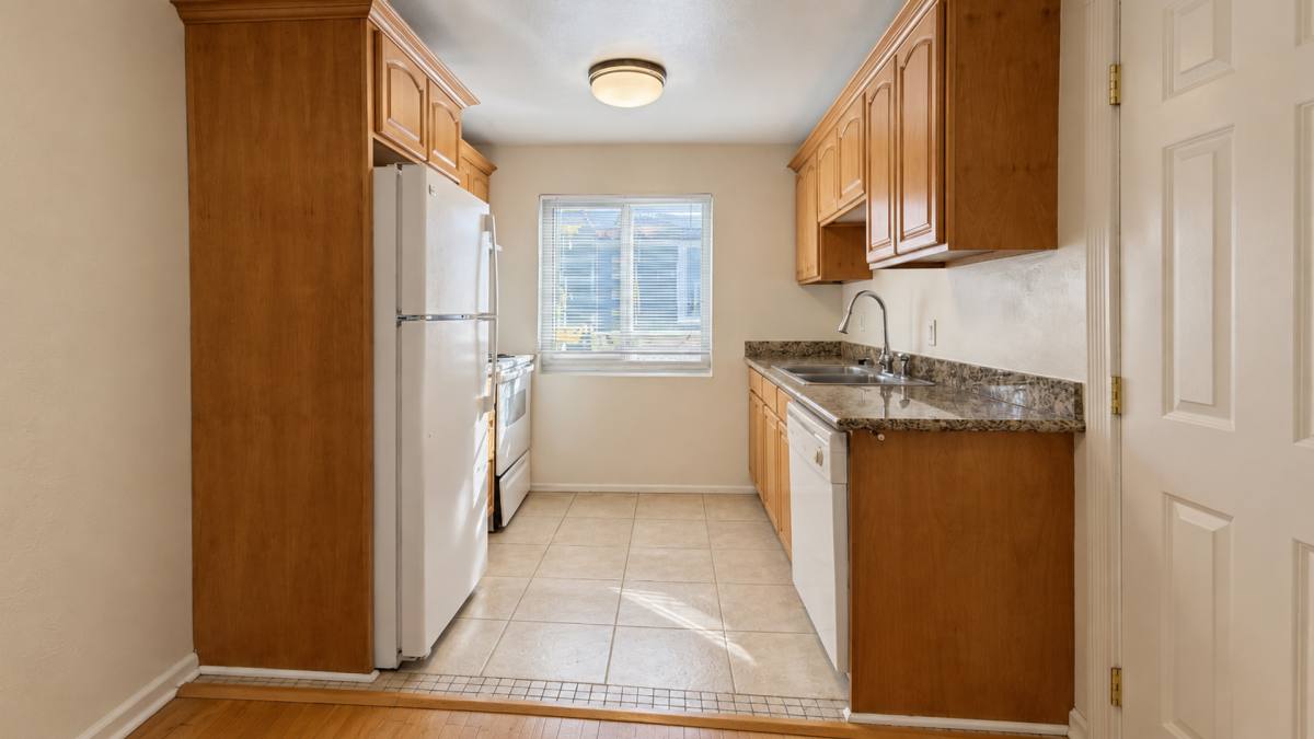 Heather Court, 114 - 132 12th Ave E, Seattle, WA 98102 - Apartment for Rent - Image 2