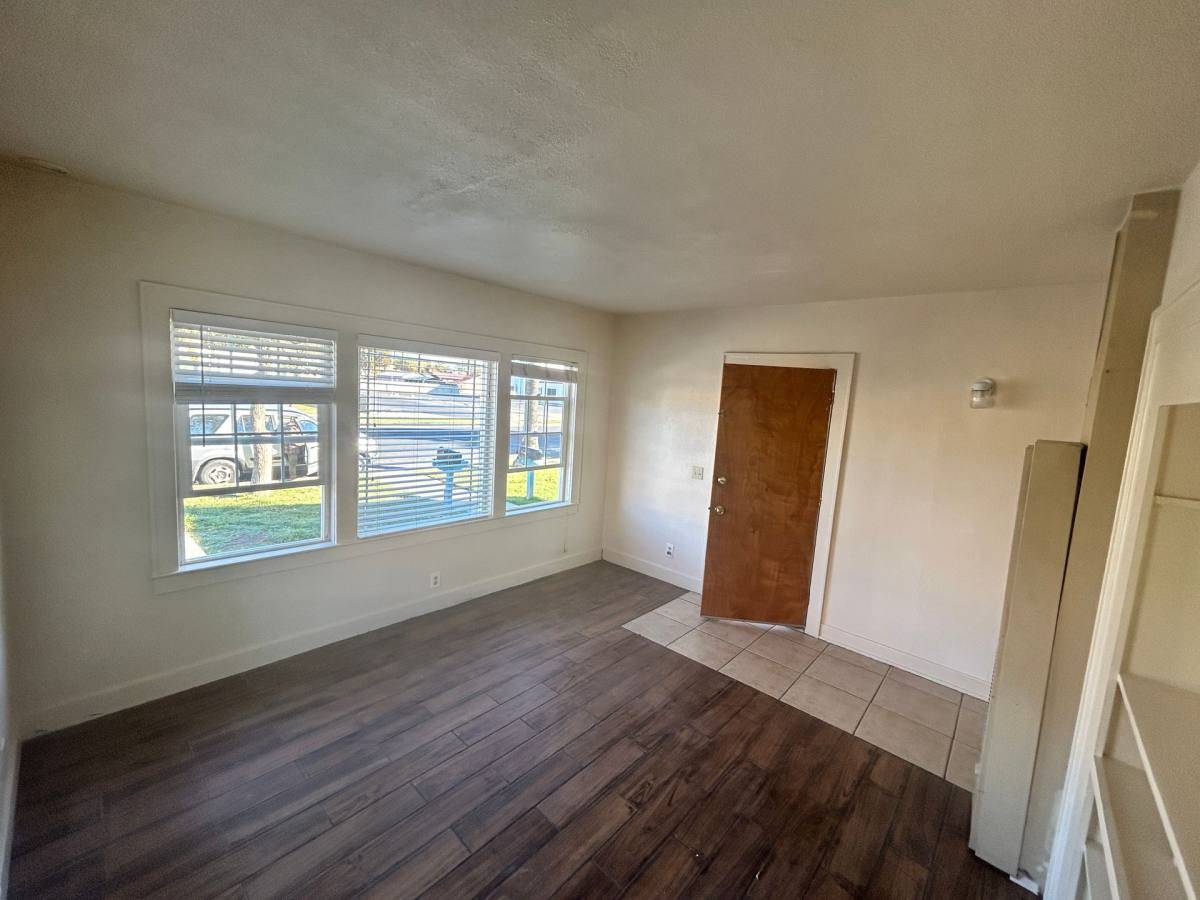 117 W Bush, Hanford, CA 93230 - Apartment for Rent - Image 9