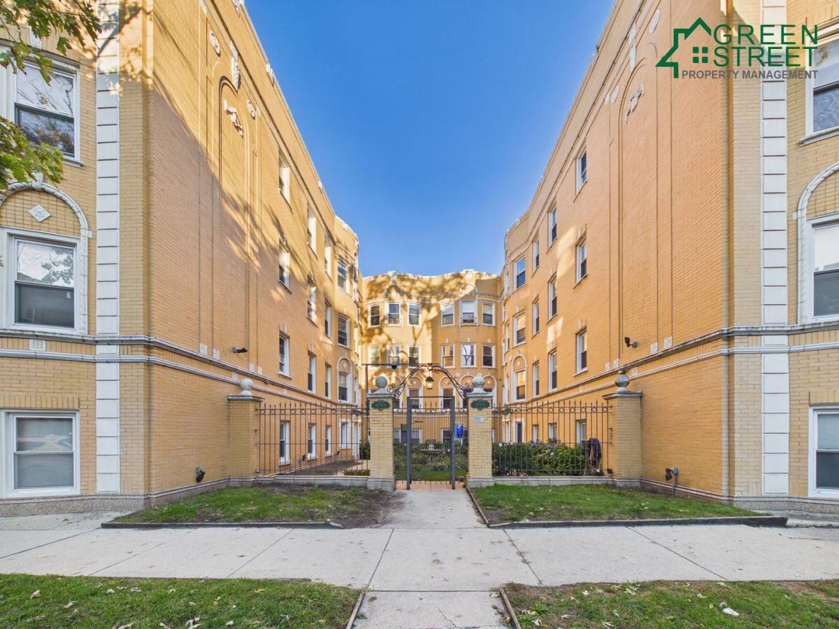 Apartment for rent at 7401 N Hoyne, Chicago, IL 60645