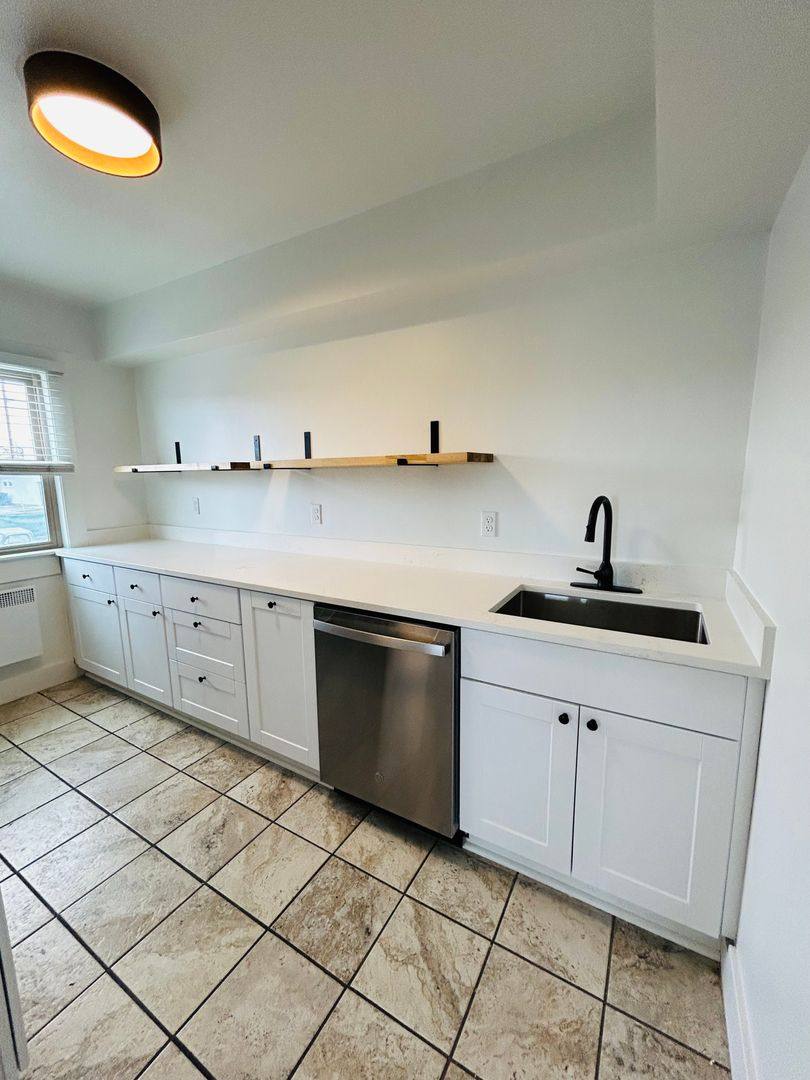 Canal, 1223 W Nickerson St, Seattle, WA 98119 - Apartment for Rent - Image 3