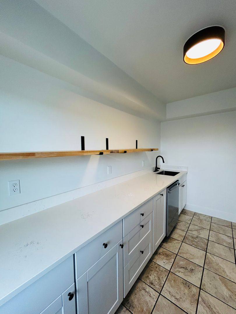 Canal, 1223 W Nickerson St, Seattle, WA 98119 - Apartment for Rent - Image 5