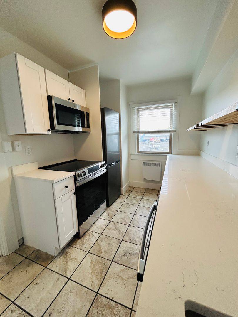 Canal, 1223 W Nickerson St, Seattle, WA 98119 - Apartment for Rent - Image 2