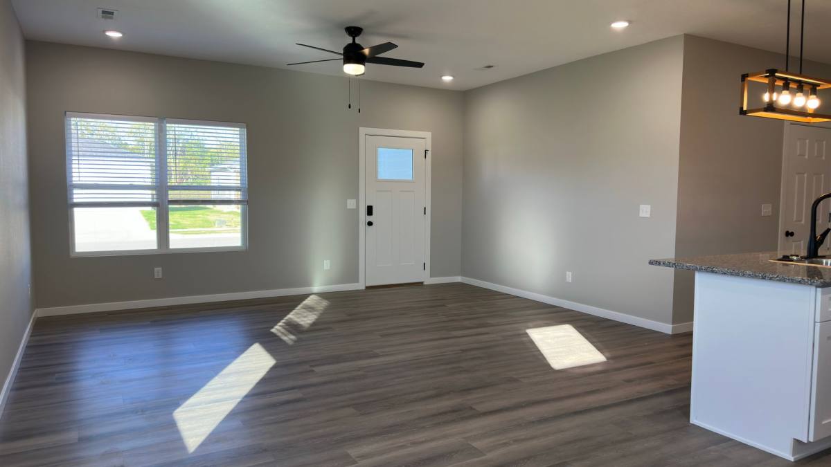 880 S Spring Hill Ave, Springfield, MO 65802 - House for Rent - Image 2