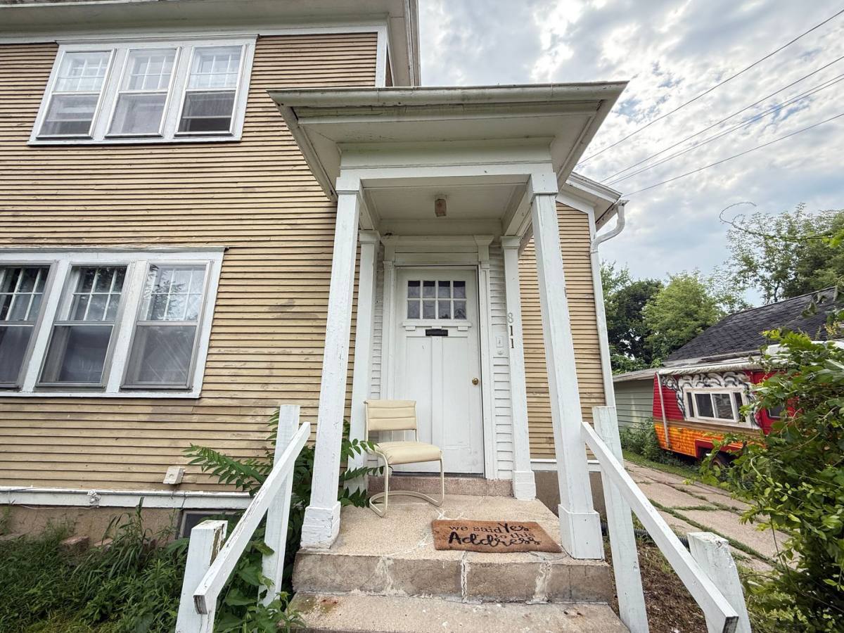 811 2nd St, Jackson, MI 49203 - House for Rent - Image 2