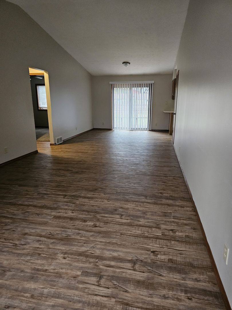 909 911 Phoenix Circle, Grand Island, NE 68801 - Apartment for Rent - Image 3