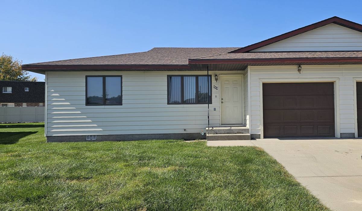 909 911 Phoenix Circle, Grand Island, NE 68801 - Apartment for Rent - Image 1