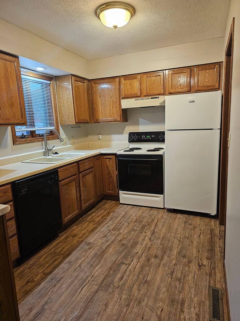 909 911 Phoenix Circle, Grand Island, NE 68801 - Apartment for Rent - Image 2