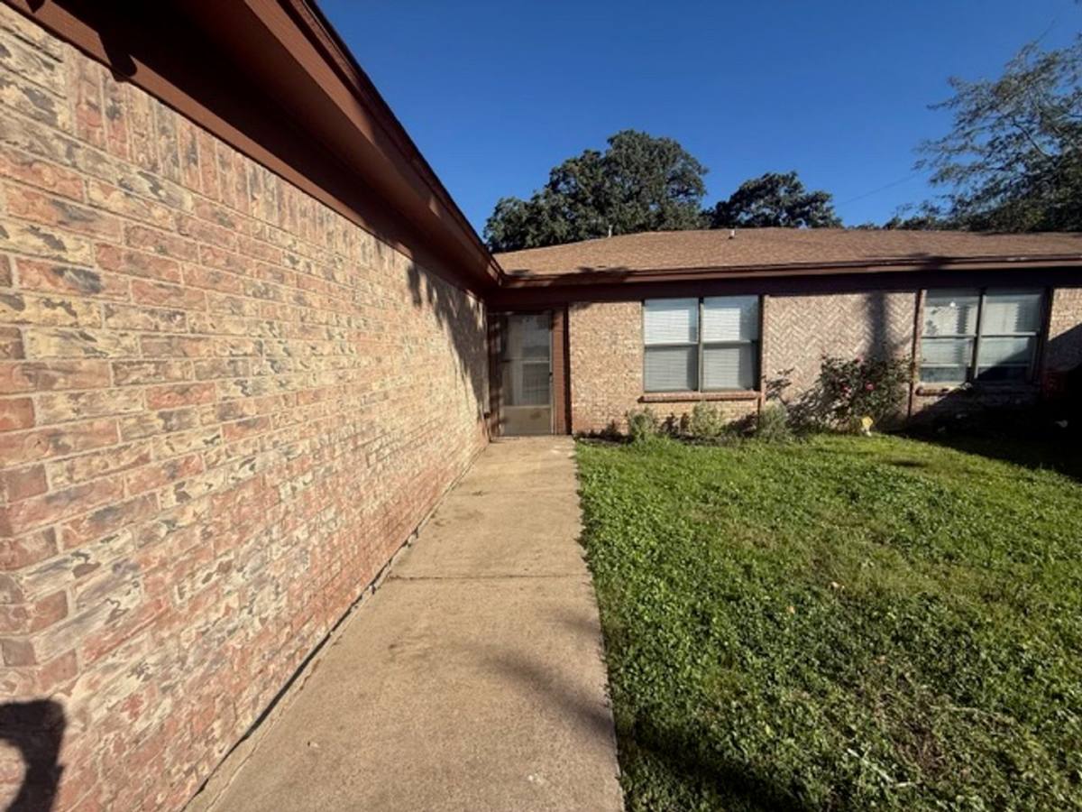 405 Dunaway Lane, Azle, TX 76020 - Apartment for Rent