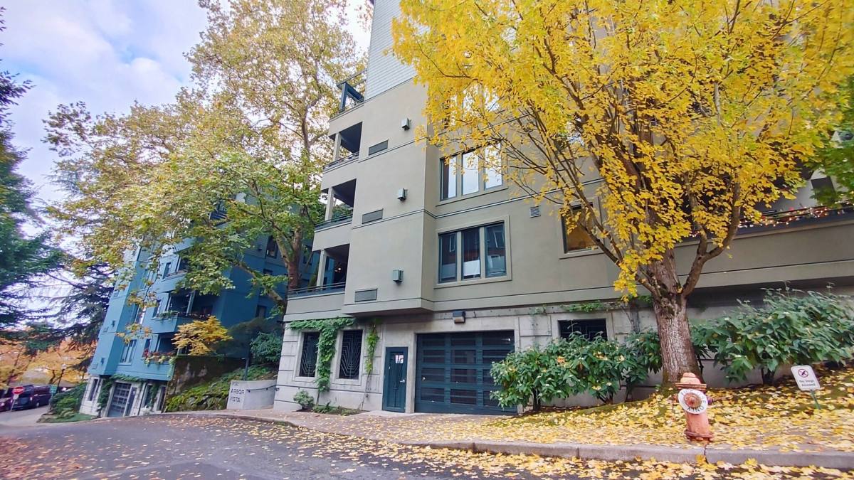 2024 SW Howards Way #204, Portland, OR 97201 - Condo for Rent - Image 2