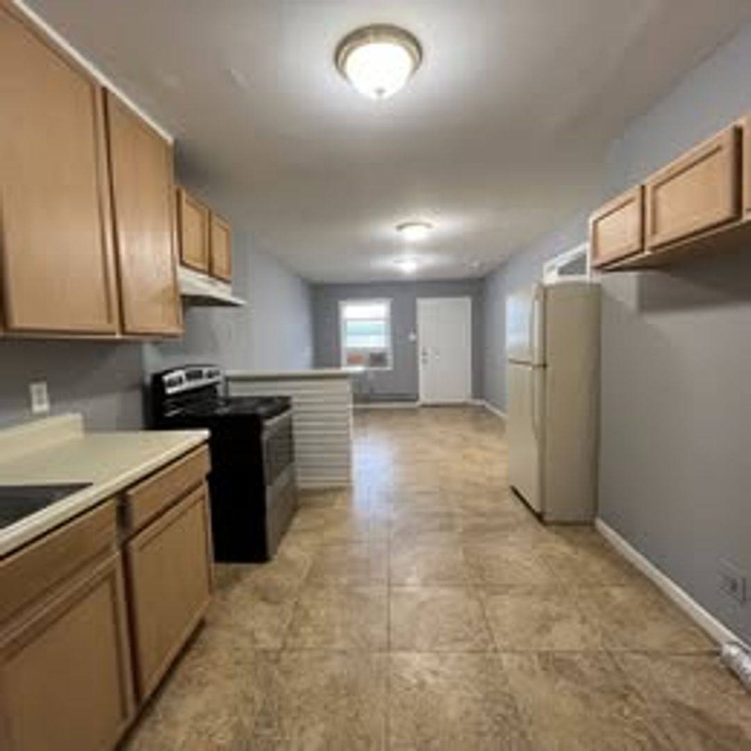 5010 Carmen St #1, Houston, TX 77033 - Townhouse for Rent - Image 4