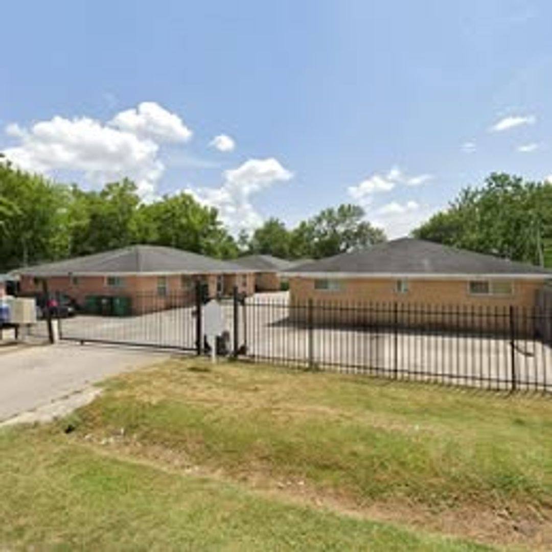 5010 Carmen St #1, Houston, TX 77033 - Townhouse for Rent - Image 2