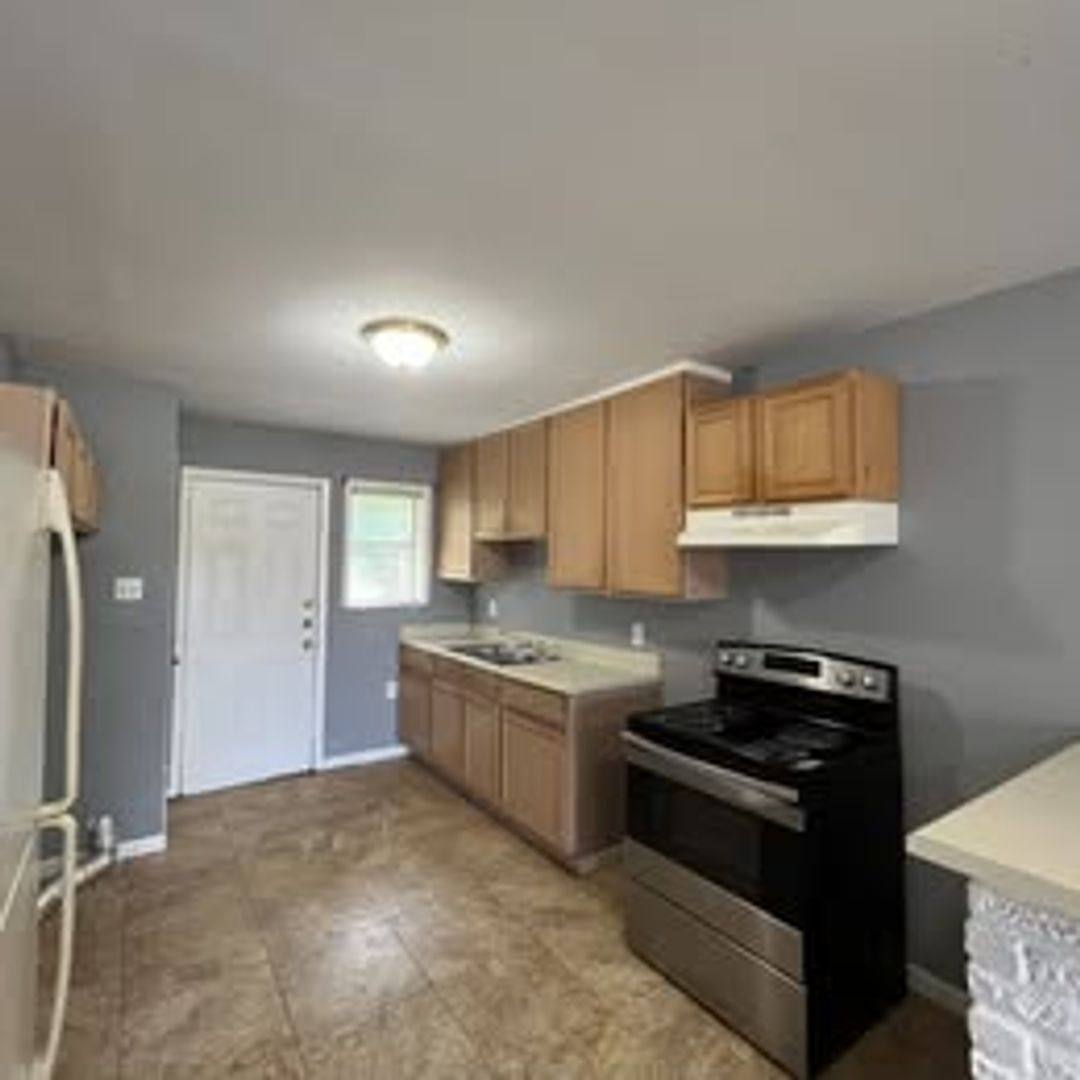 5010 Carmen St #1, Houston, TX 77033 - Townhouse for Rent - Image 7