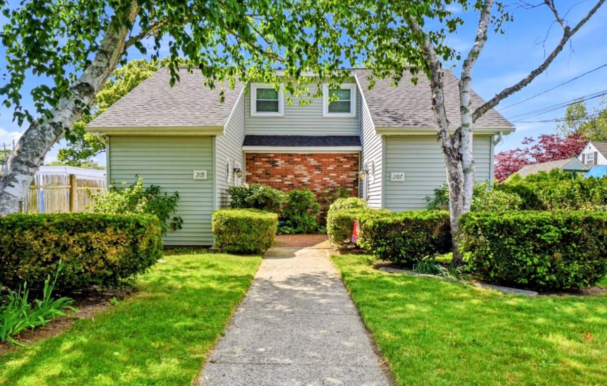 Townhouse for rent at 205-207 Glen Dr, Warwick, RI 02889