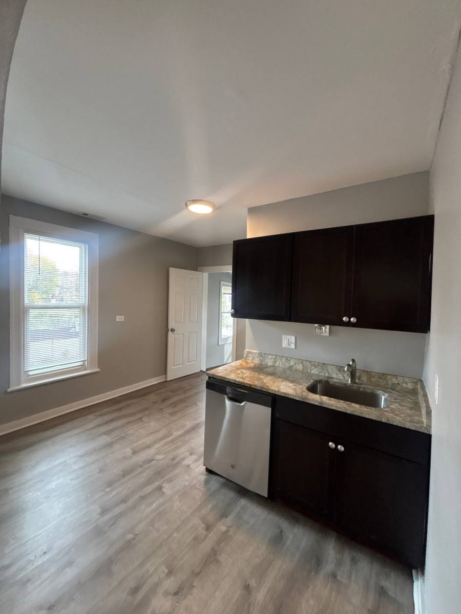 7321 S Kenwood Ave #1, Chicago, IL 60619 - Apartment for Rent - Image 2