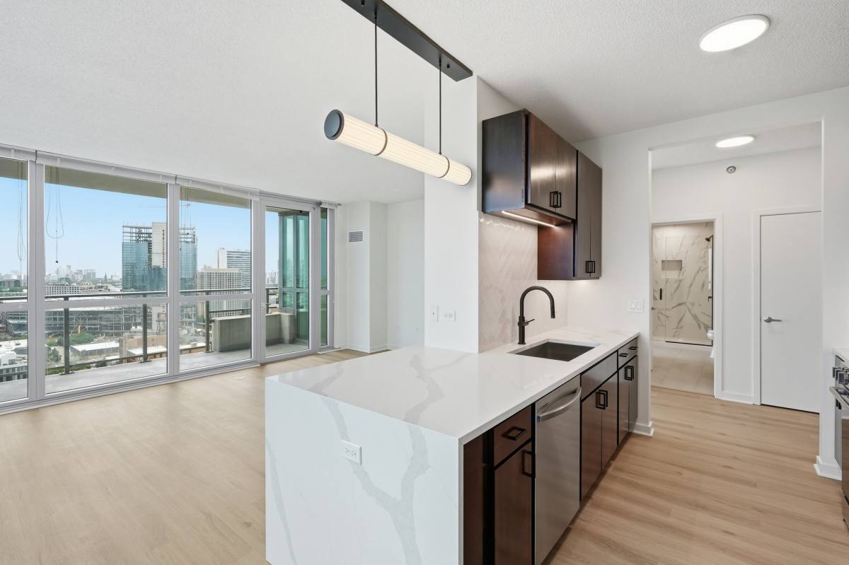 360 N Halsted, Chicago, IL 60654 - Apartment for Rent - Image 1