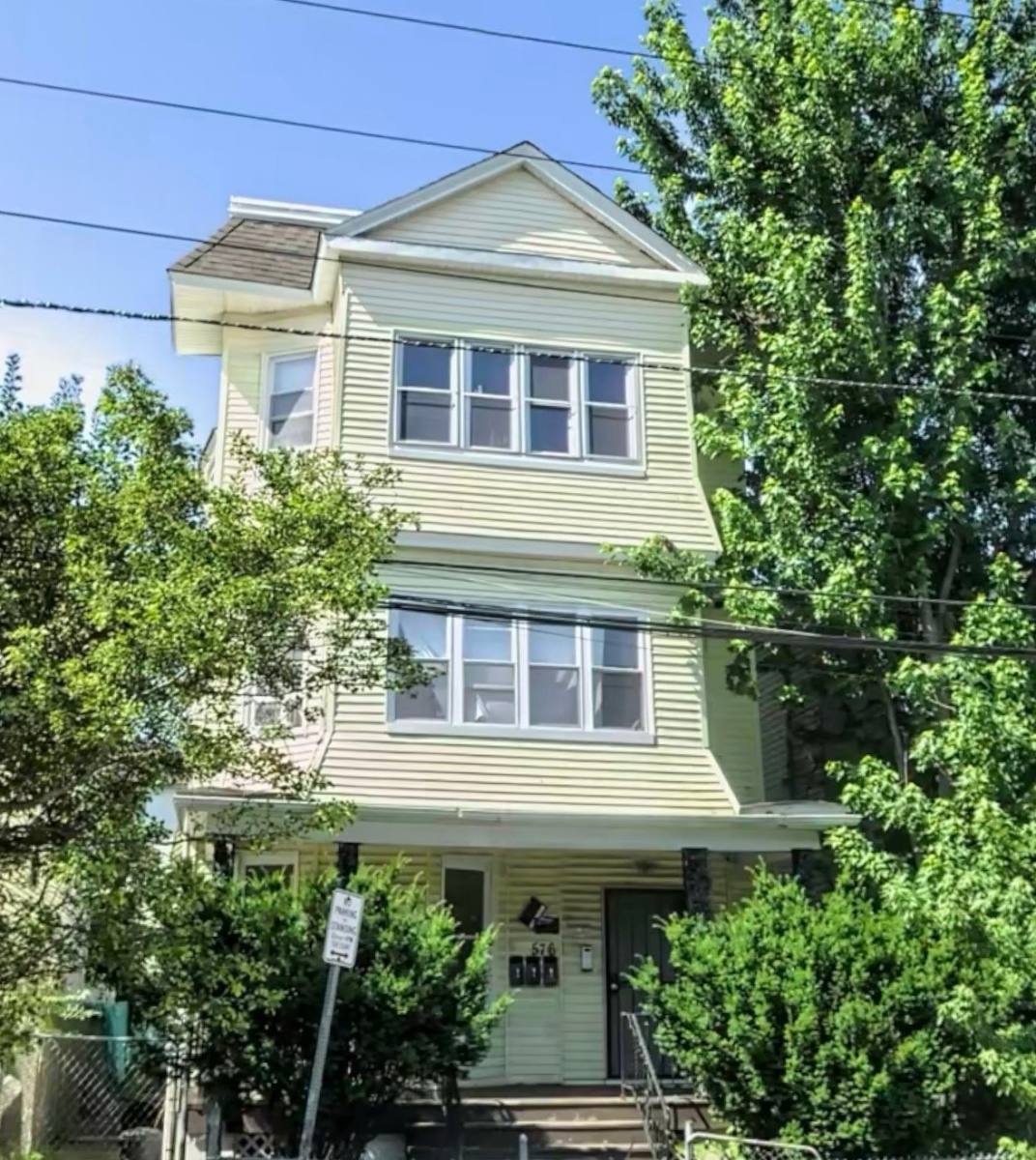 Apartment for rent at 576 Hawthorne Ave #2, Newark, NJ 07112