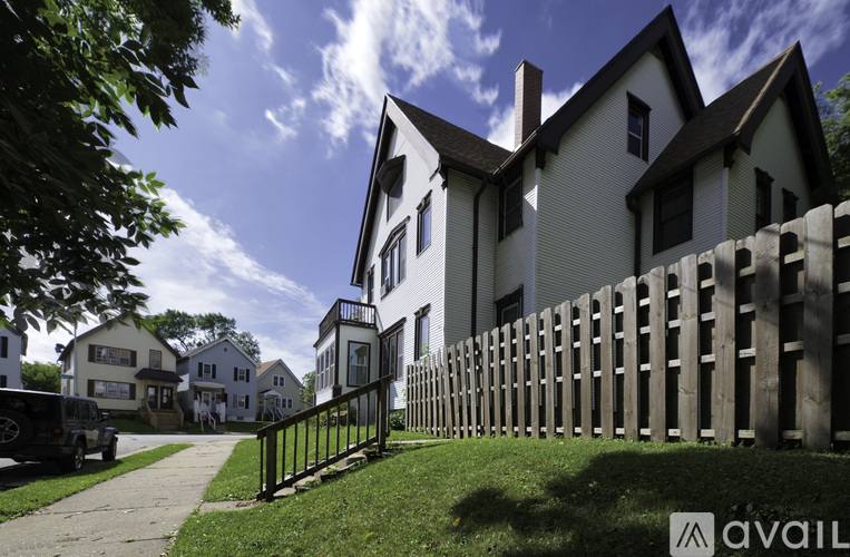432 E Dover St, Upper Unit, Milwaukee, WI 53207 - Townhouse for Rent - Image 3
