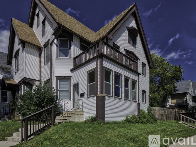 432 E Dover St, Upper Unit, Milwaukee, WI 53207 - Townhouse for Rent - Image 2