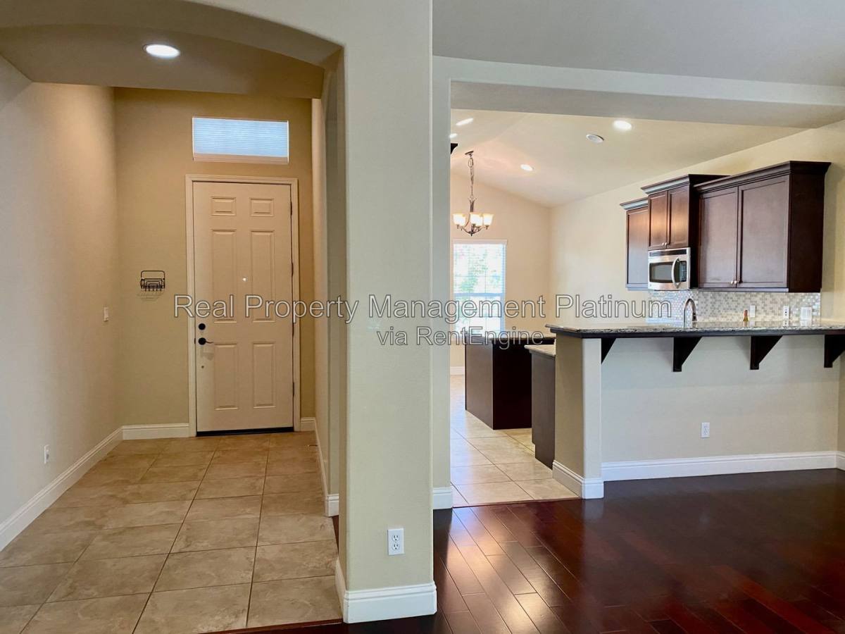 8616 N Garden Ave, Fresno, CA 93720 - House for Rent - Image 2
