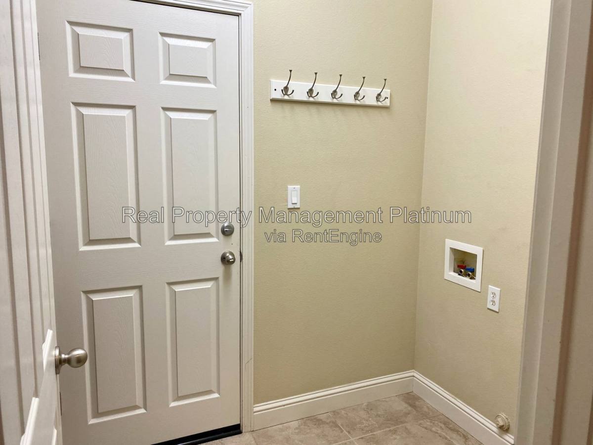 8616 N Garden Ave, Fresno, CA 93720 - House for Rent - Image 15