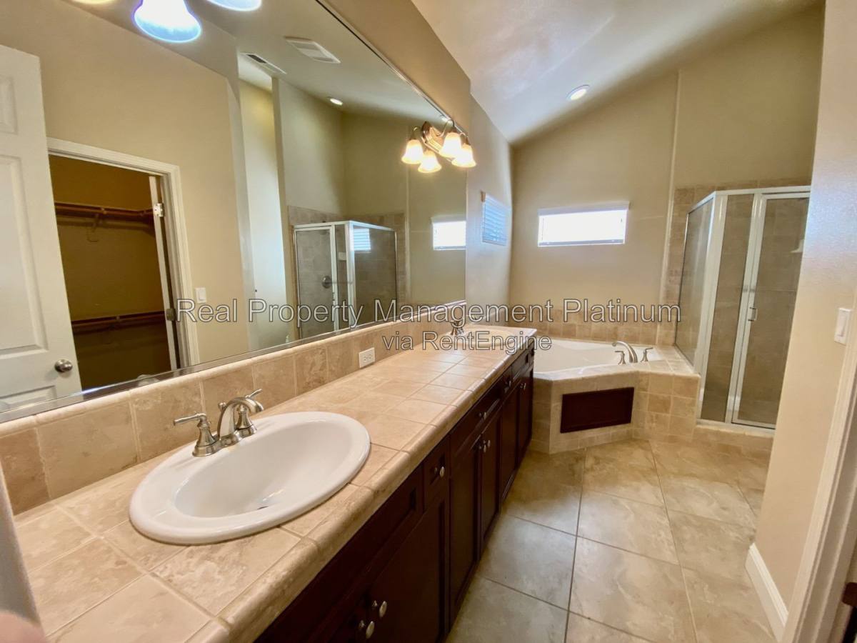 8616 N Garden Ave, Fresno, CA 93720 - House for Rent - Image 7