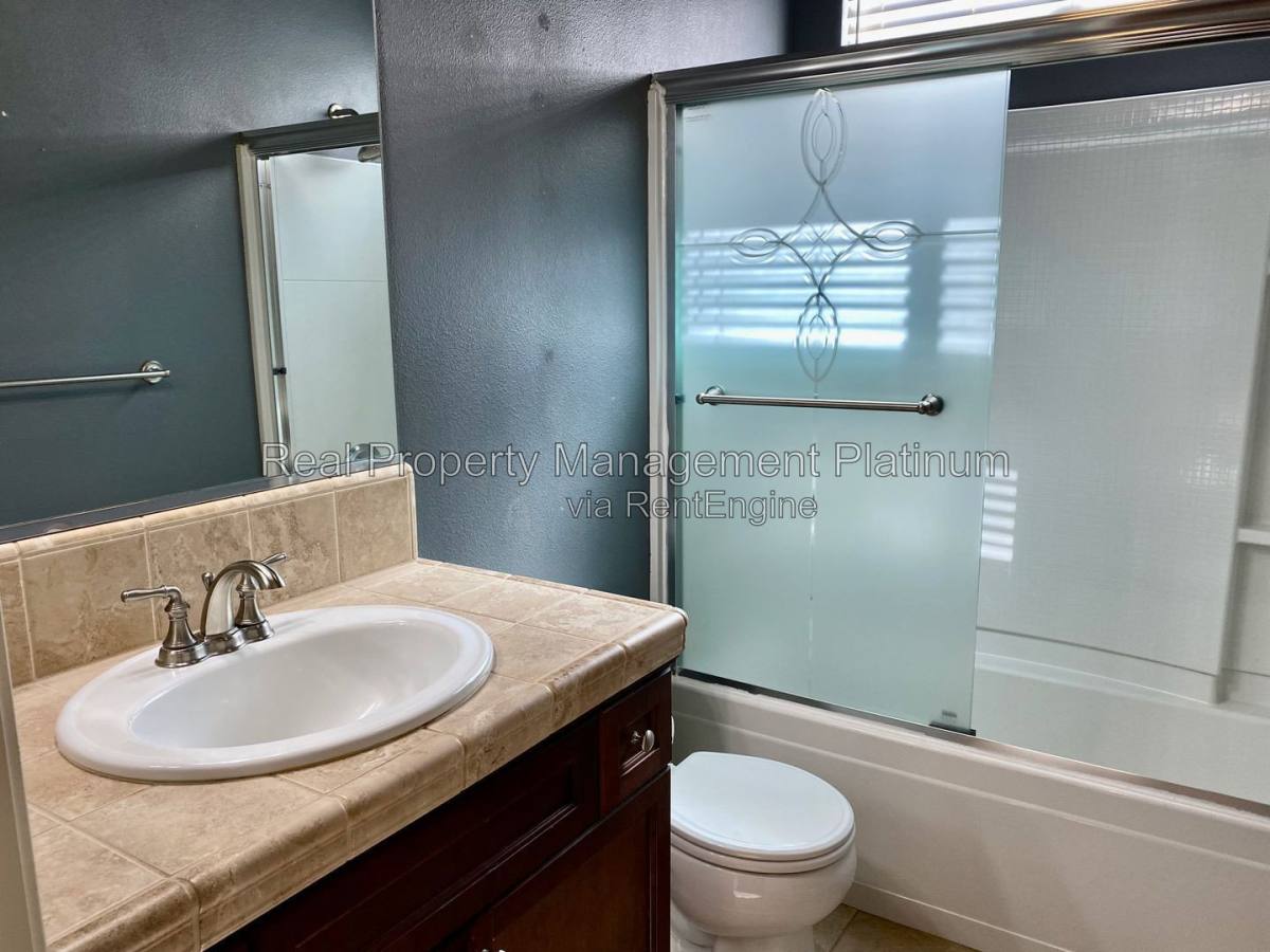 8616 N Garden Ave, Fresno, CA 93720 - House for Rent - Image 8